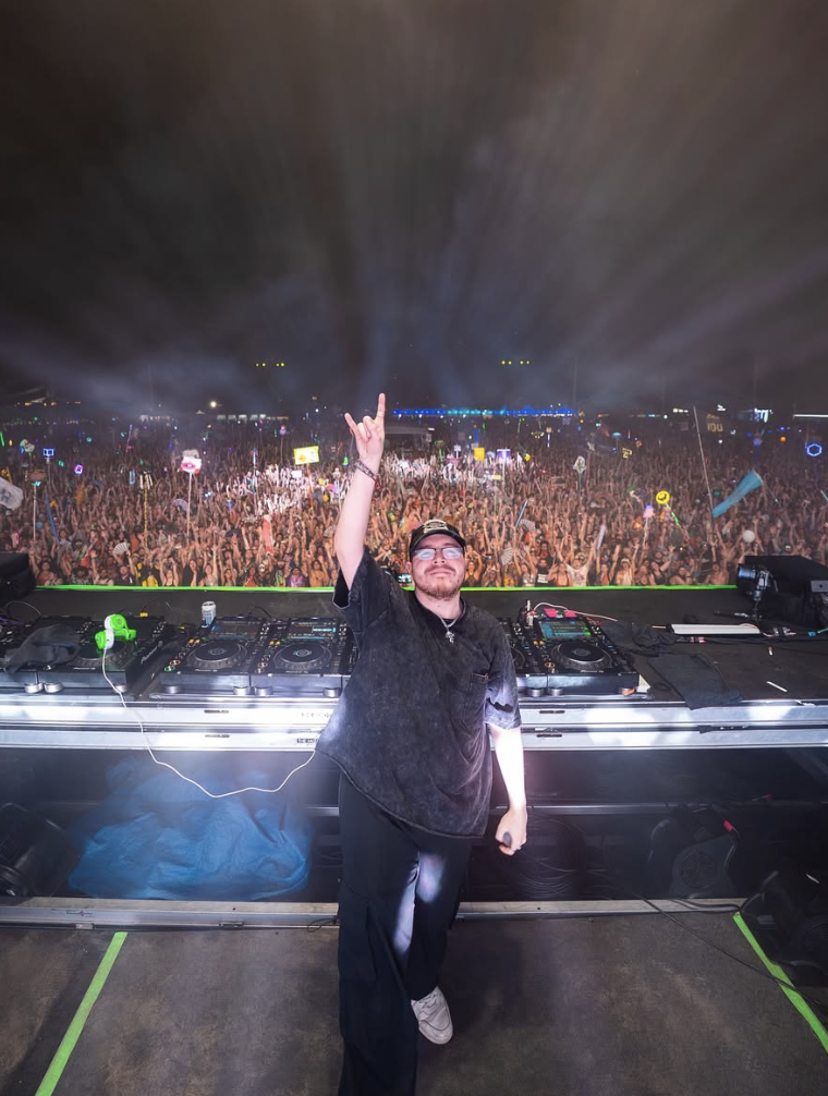Ray Volpe Crowd Stage