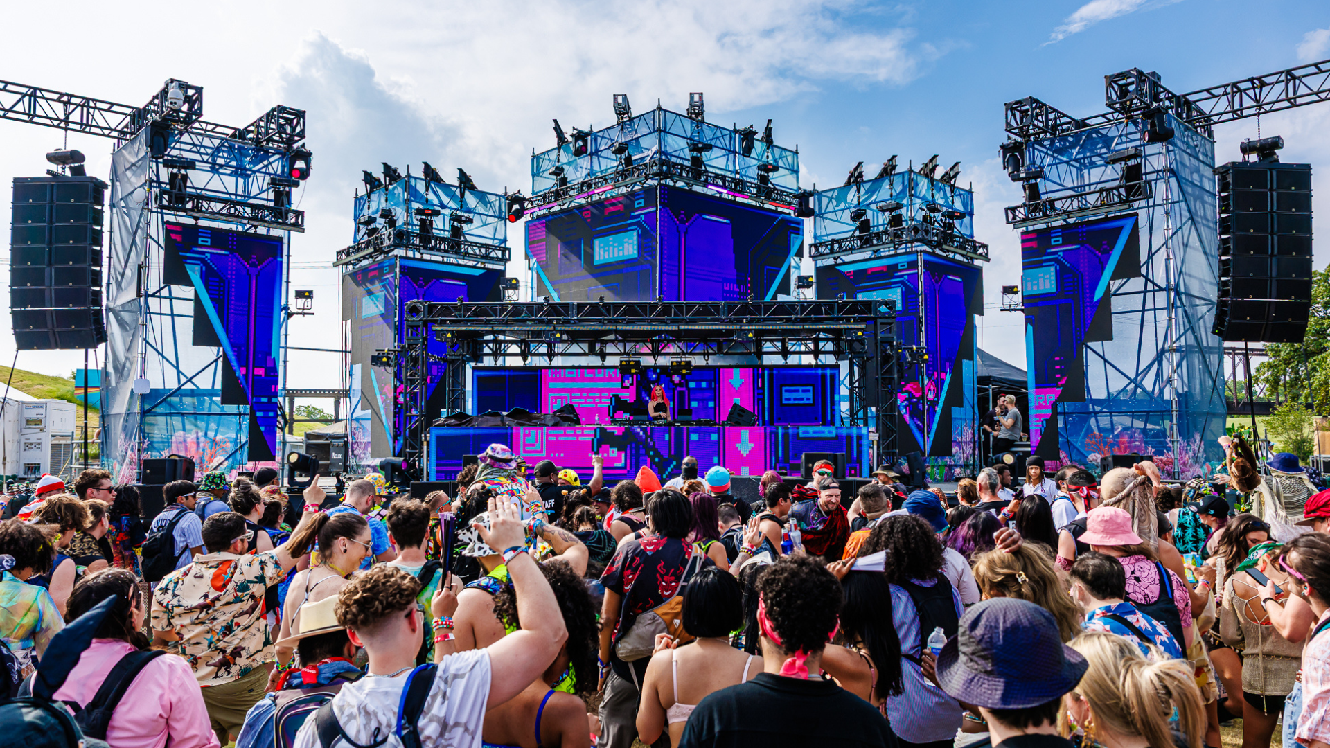 Tinykvt performing at Ubbi Dubbi